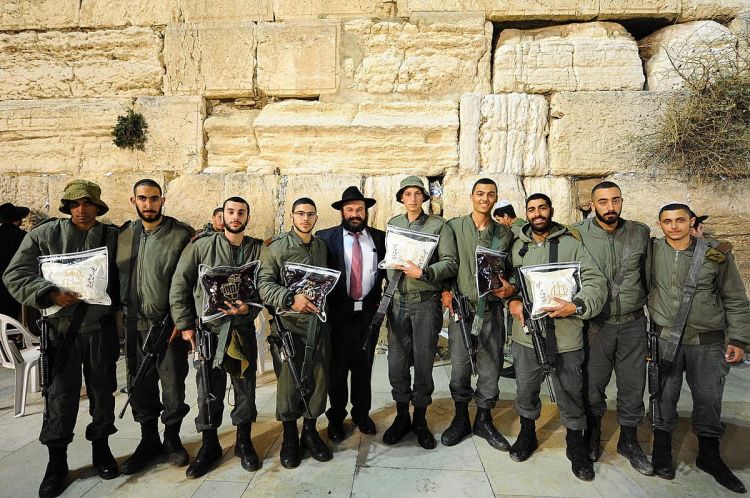 "אחרי שריפה": השליח העניק תפילין חדשות לחיילים